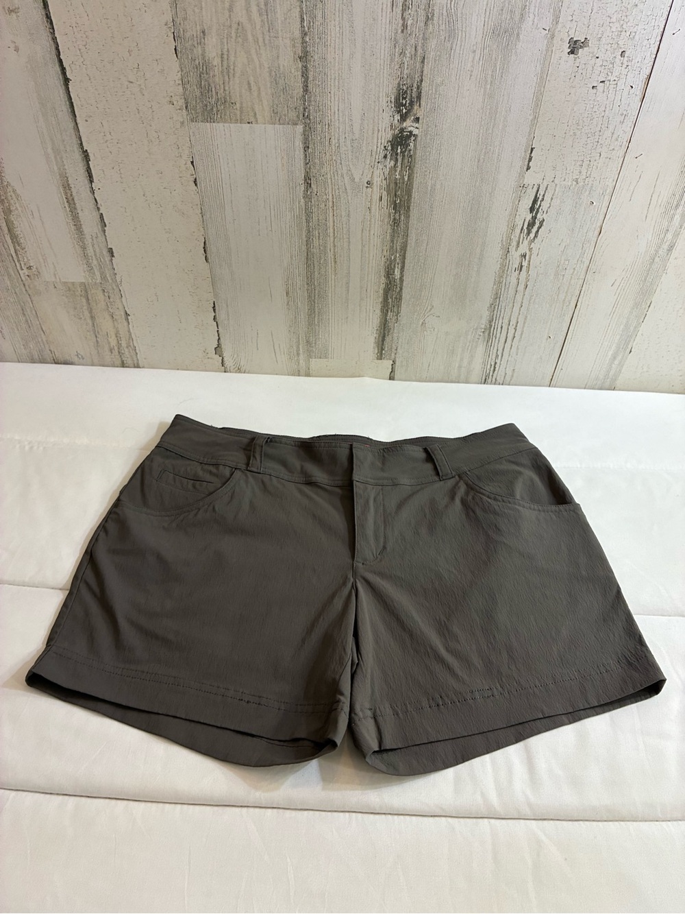 Merrell selectwick women’s Sz 4 Stretch Casual Shorts - Gray